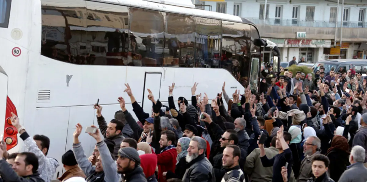 إجلاء مئات المقاتلين والمدنيين من مناطق سورية تحت الحصار