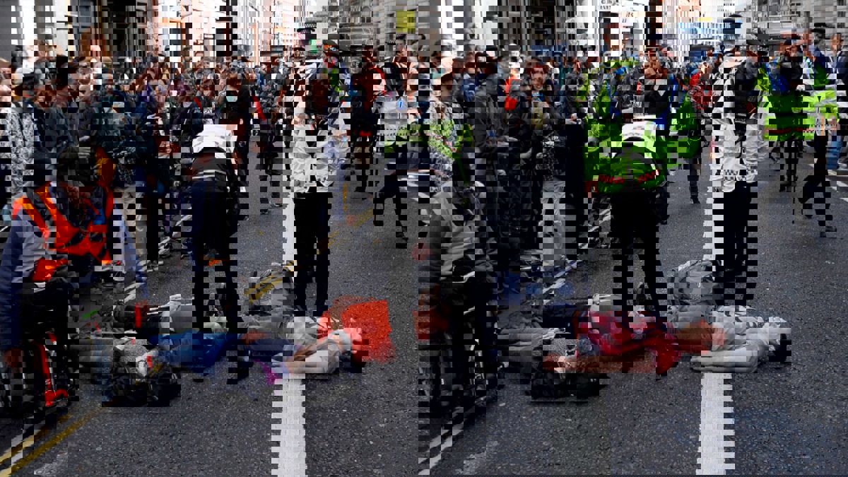 محتجون على تغير المناخ يغلقون مدخل مقر BBC بلندن