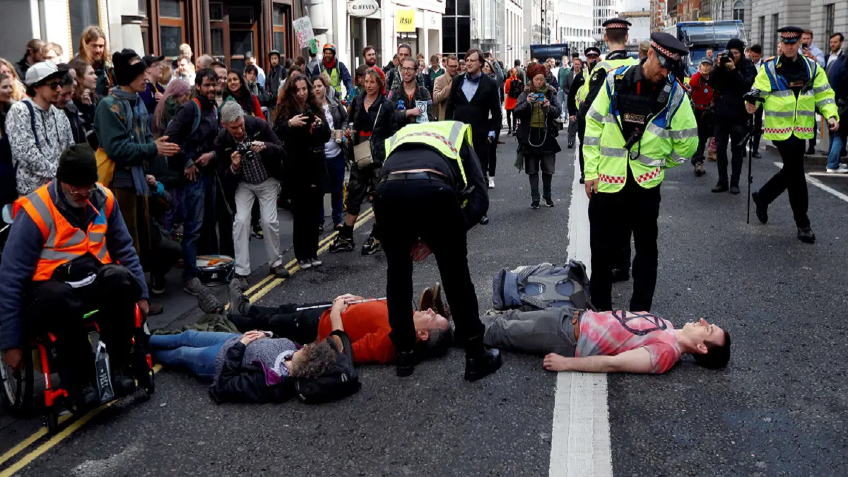 محتجون على تغير المناخ يغلقون مدخل مقر BBC بلندن