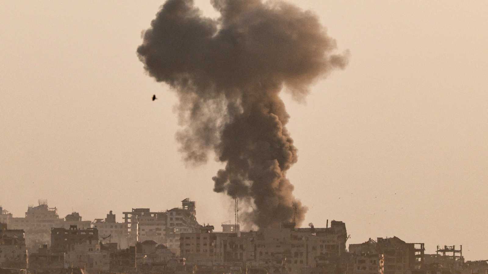 إسرائيل تكثف قصف غزة.. روبوتات مفخخة تستهدف المباني وخيام النازحين