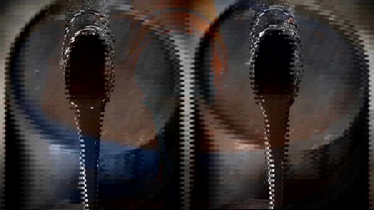 النفط يهبط 3% لمخاوف حيال طلب الوقود مع اتساع إغلاقات أوروبا