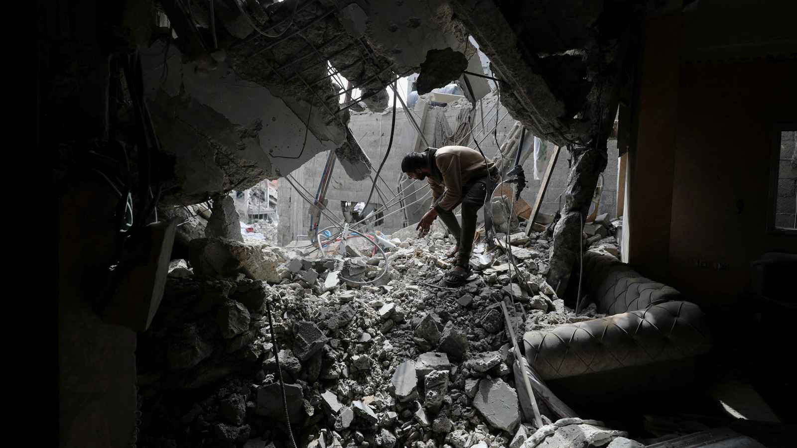 قتلى وجرحى بغارات إسرائيلية على خيام النازحين في خان يونس (فيديو)