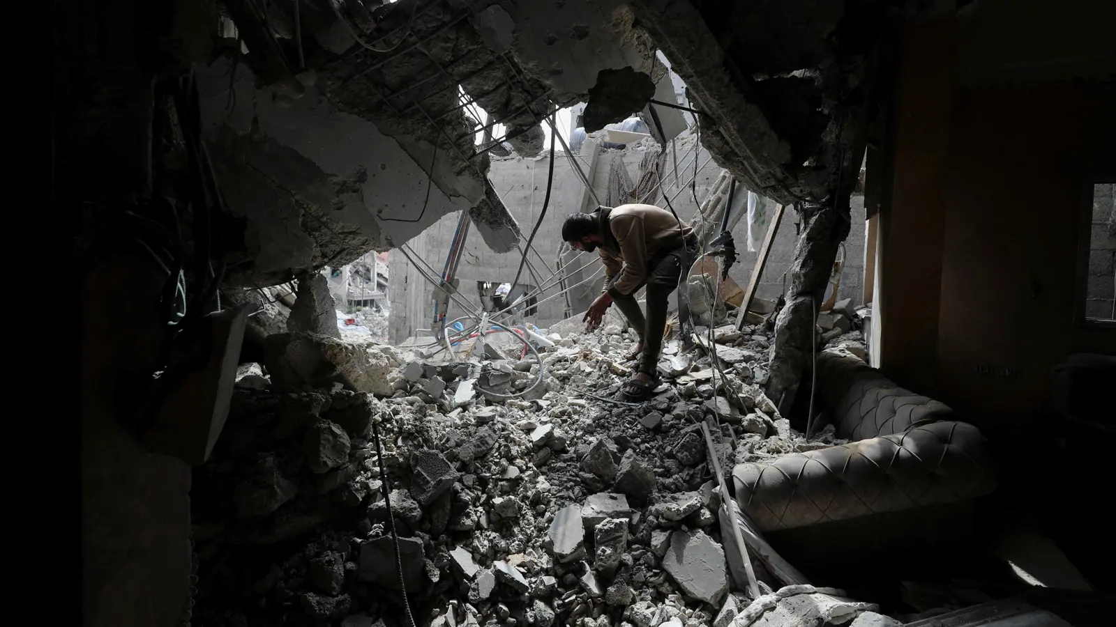 قتلى وجرحى بغارات إسرائيلية على خيام النازحين في خان يونس (فيديو)