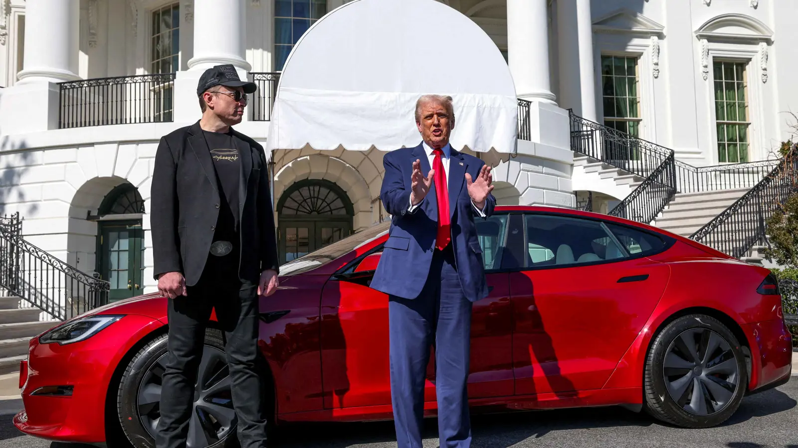 ترامب: ماسك مدعو للبقاء لكنه يريد العودة لسياراته