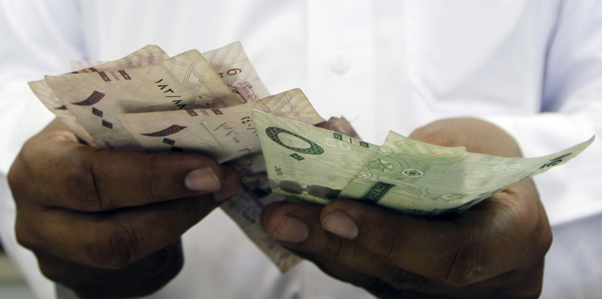 الشرطة السعودية تلقي القبض على عضو شبكة استولت على 15 مليون ريال.. تديرها مواطنة وزوجها اليمني