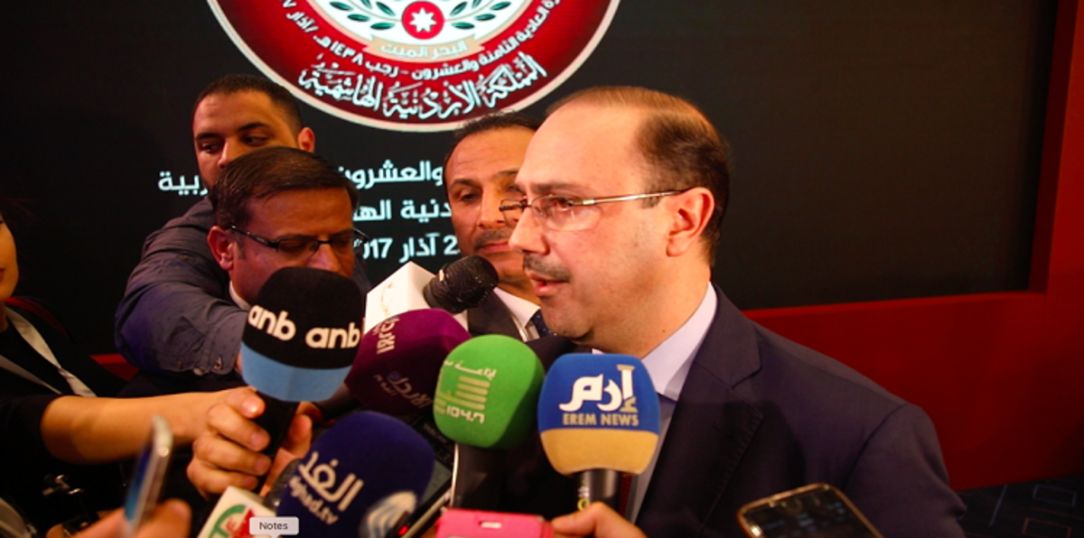 بالفيديو.. هكذا علق وزير الإعلام الأردني على وجود إعلامي سوري بكواليس القمة العربية
