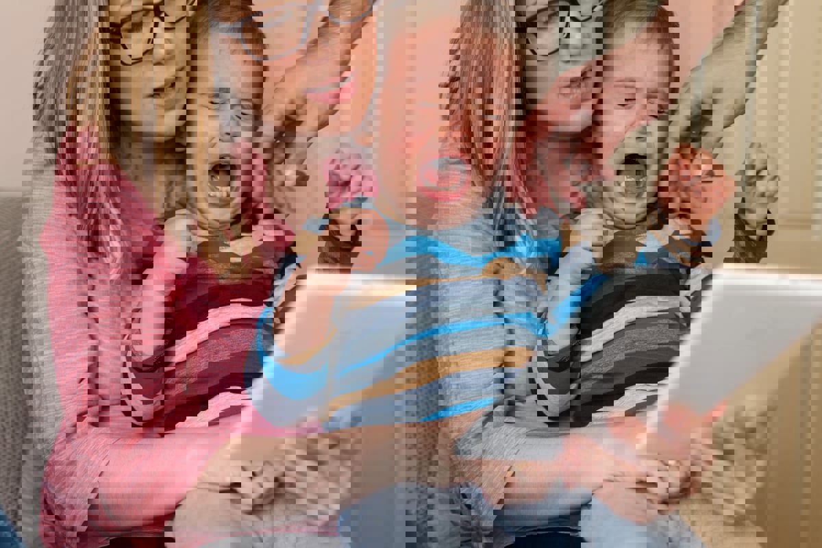 خطورة إعطاء الطفل الهاتف أو الجهاز اللوحي لتهدئته