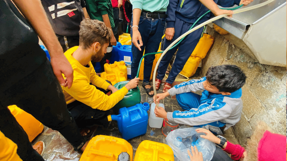 طوابير لا تنتهي.. استهداف الآبار يهدد الغزيين بـ"عطش طويل" 