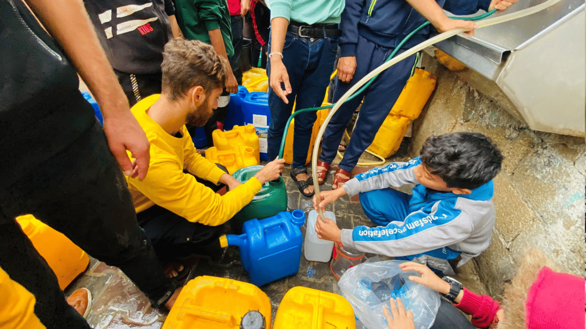 طوابير لا تنتهي.. استهداف الآبار يهدد الغزيين بـ"عطش طويل" 
