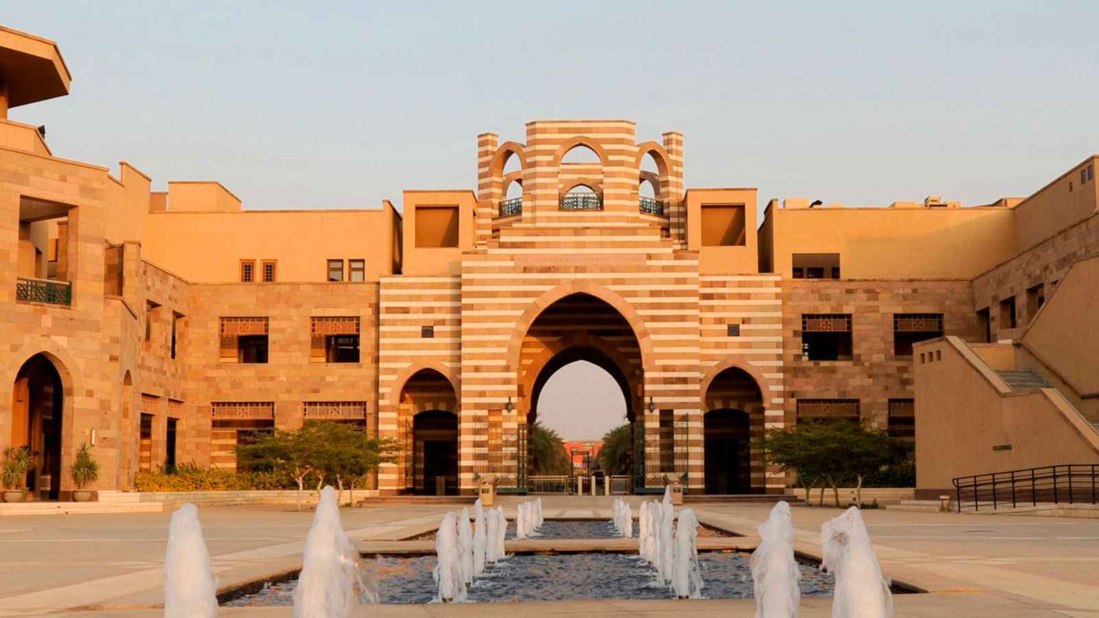 بعد تعليق التمويل.. مصر تحسم مصير 1077 طالبا بمنح أمريكية