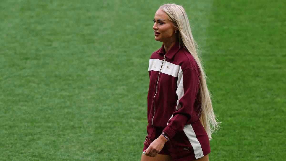 على طريقة ميسي.. حارس شخصي يحمي أجمل لاعبة في العالم