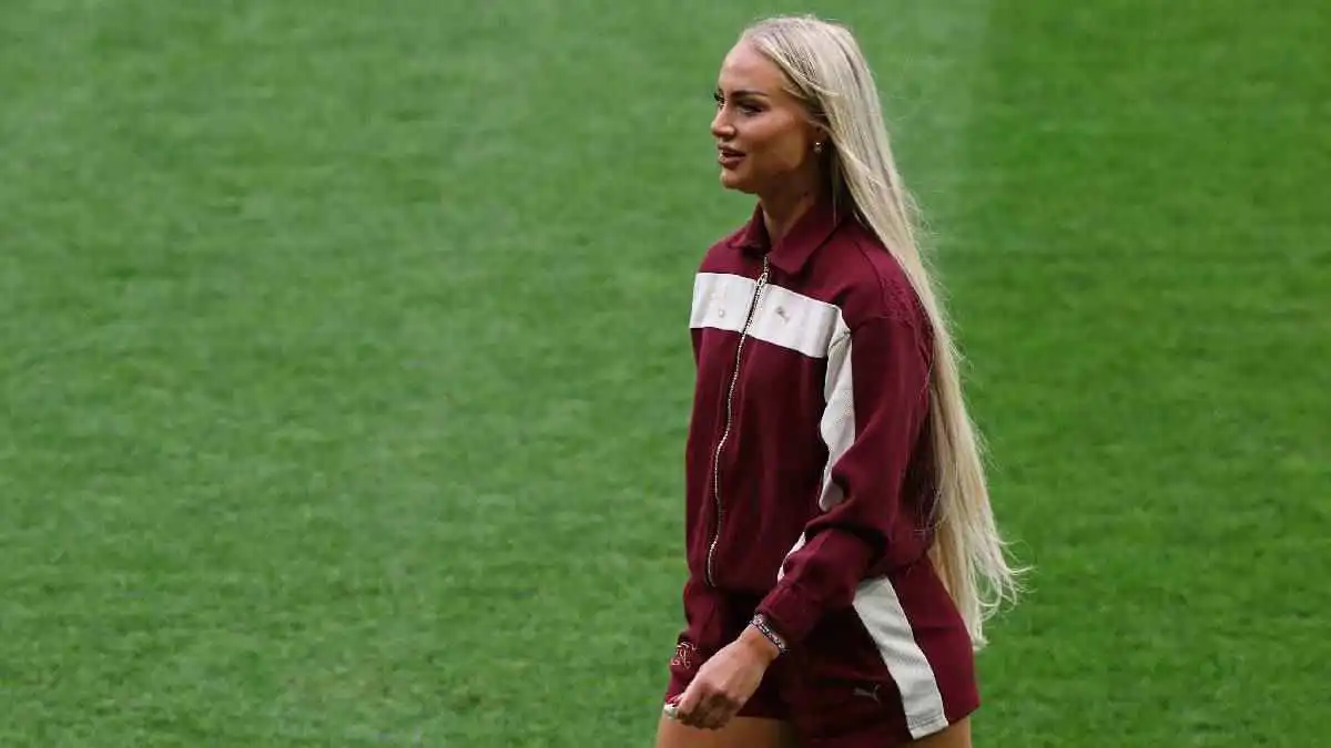 على طريقة ميسي.. حارس شخصي يحمي أجمل لاعبة في العالم