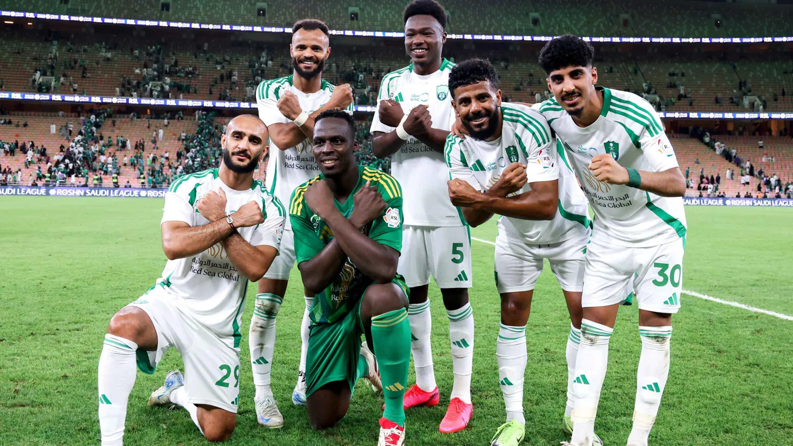 الكشافون تابعوه.. نجم الأهلي السعودي يتلقى عروضا احترافية