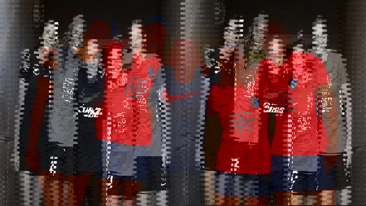 إقالة مدرب فريق نورث كارولينا كوريج الأمريكي للسيدات بسبب التحرش الجنسي