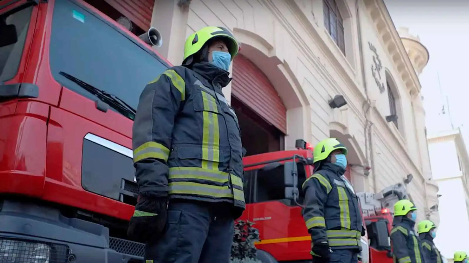 على متنها 220 شخصا.. حريق هائل يلتهم باخرة سياحية في مصر (فيديو)