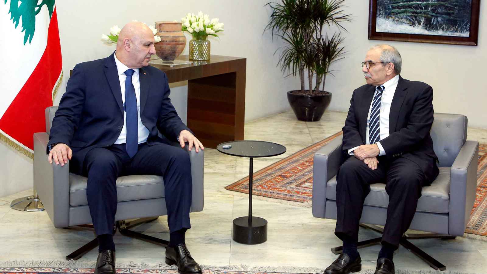 "المعادلة الثلاثية" أو "حقيبة المال".. حزب الله يعرقل تشكيل حكومة لبنان