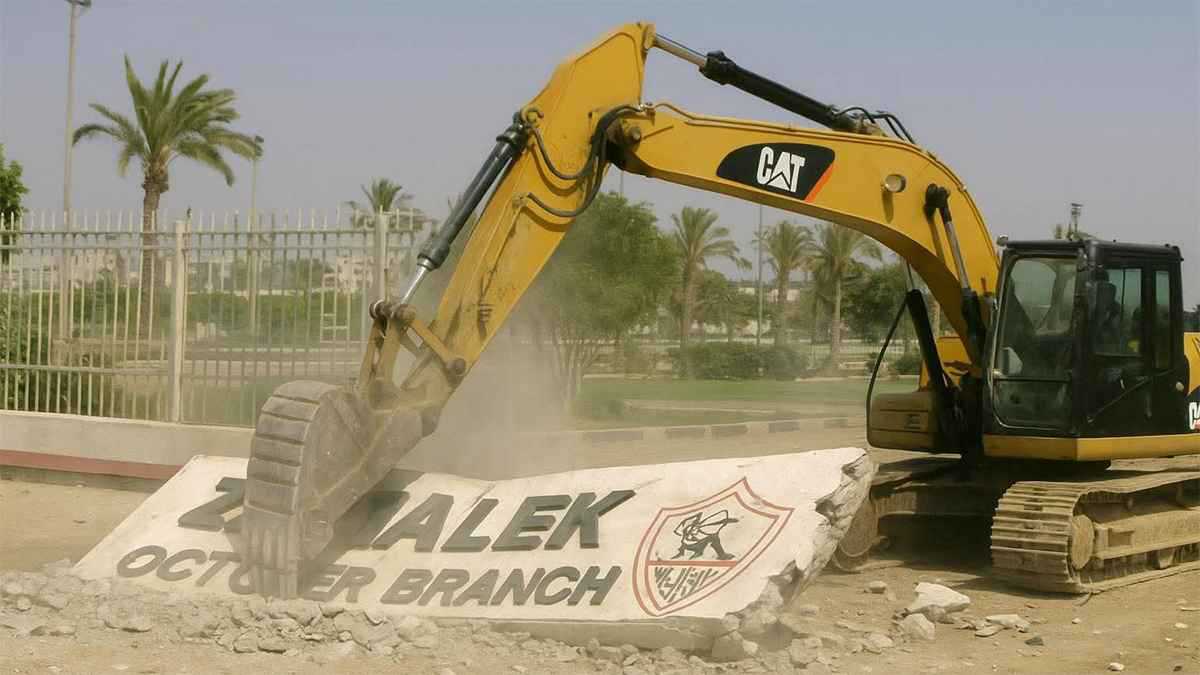 صور صادمة.. ما حقيقة هدم بوابة نادي الزمالك بآلات ضخمة؟ (شاهد)