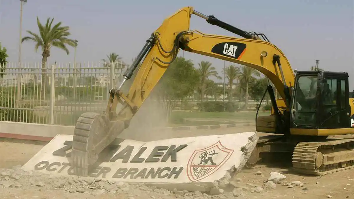 صور صادمة.. ما حقيقة هدم بوابة نادي الزمالك بآلات ضخمة؟ (شاهد)