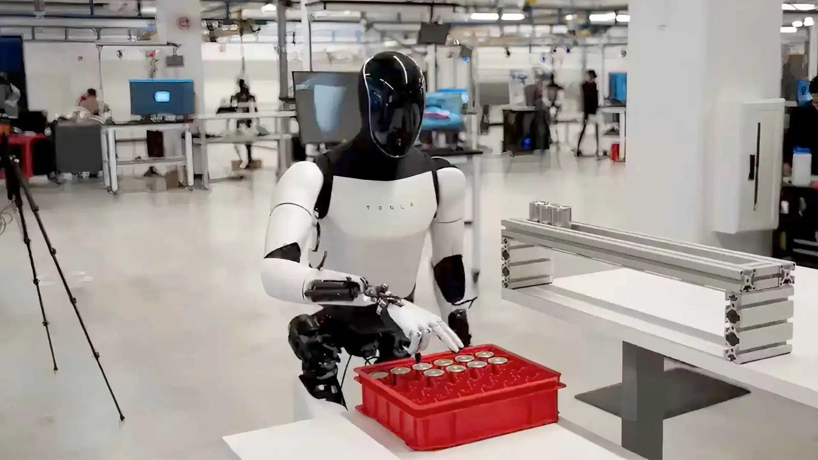 ماسك يكشف موعد طرح تسلا لروبوتات "أوبتيموس" البشرية