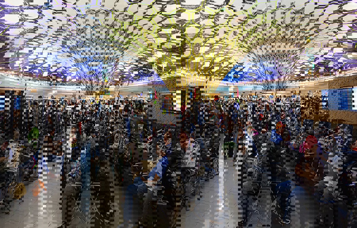 الإمارات توقف "مؤقتا" التأشيرات بسبب "كورونا"