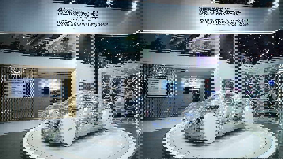 لتجنب العقوبات الأمريكية.. "هواوي" تقتحم عالم السيارات الذكية