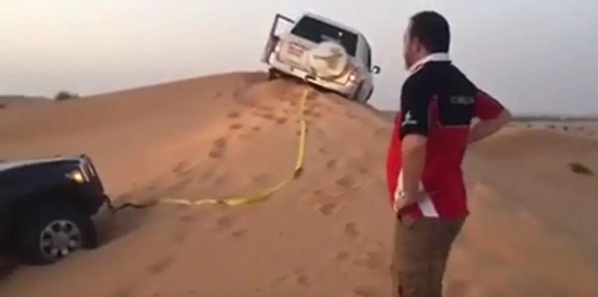 بالفيديو.. سائق "هامر" بالإمارات أراد مساعدة سيارة غرزت بـ"طعس".. فكانت النتيجة مروعة