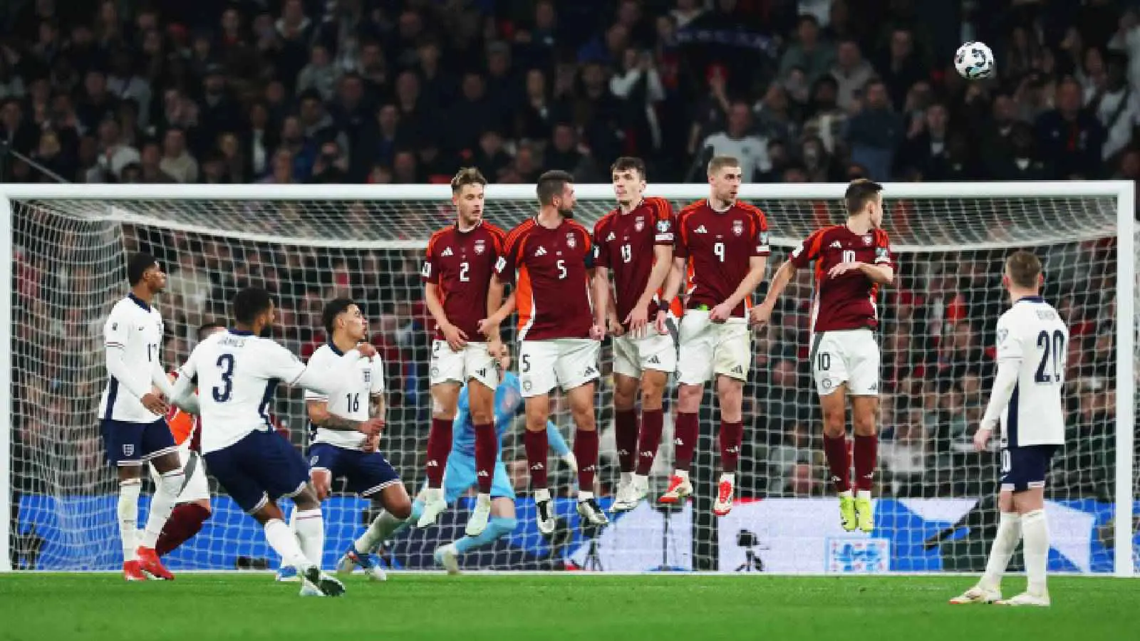 إنجلترا تسحق لاتفيا في تصفيات كأس العالم (فيديو)