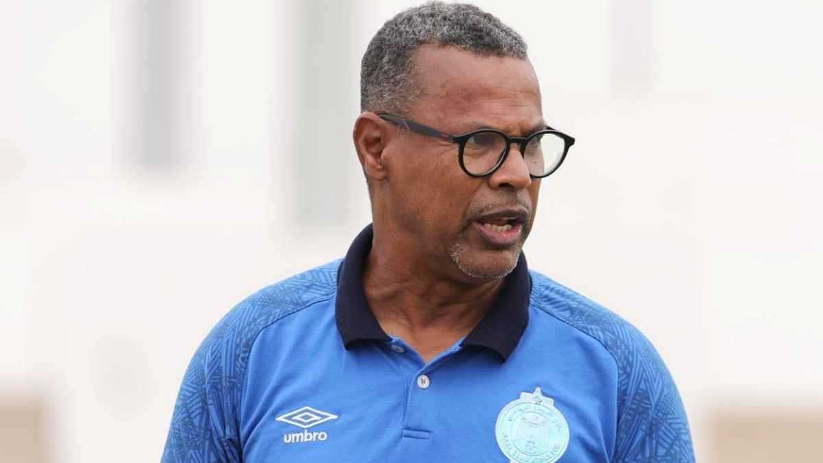 الرجاء المغربي يقرر إقالة المدرب الأسعد الشابي