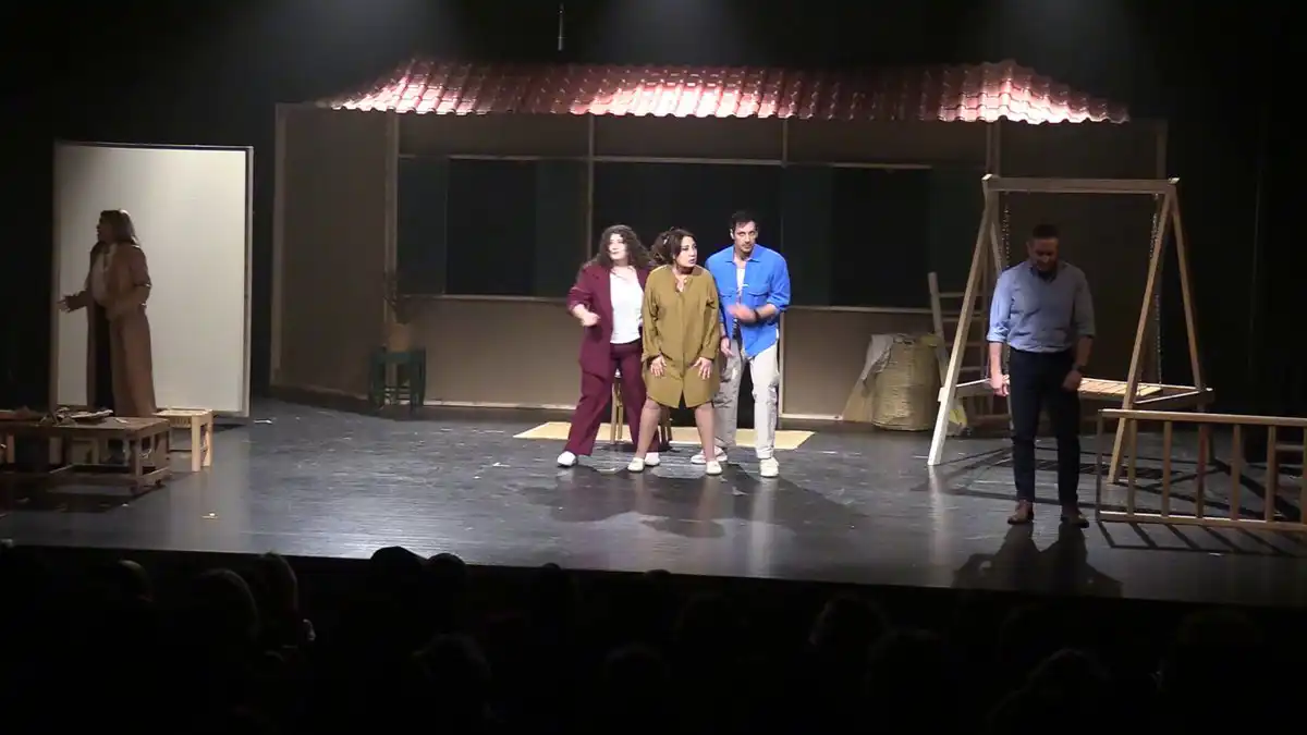 مشهد من المسرحية