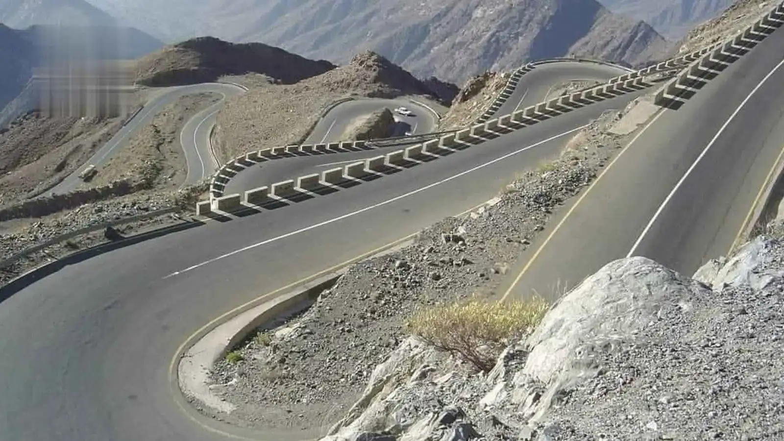 تحسبًا لأي تحرك عسكري.. الحوثيون يفجرون الطريق الرابط بين أبين والبيضاء