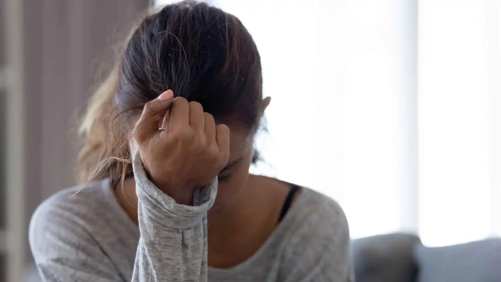 "التفكير الكارثي".. لماذا تتحول مخاوفك الصغيرة إلى قلق شديد؟