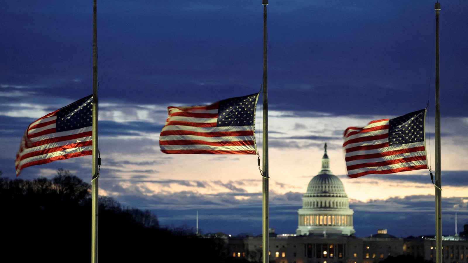 أعلام منكَّسة ومحاكمة .. ترامب يتهم الديمقراطيين بإفساد فرحة تنصيبه