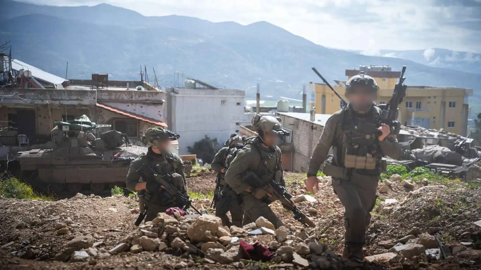 إسرائيل تعلن العثور على أسلحة ونفق لحزب الله في جنوبي لبنان (فيديو)