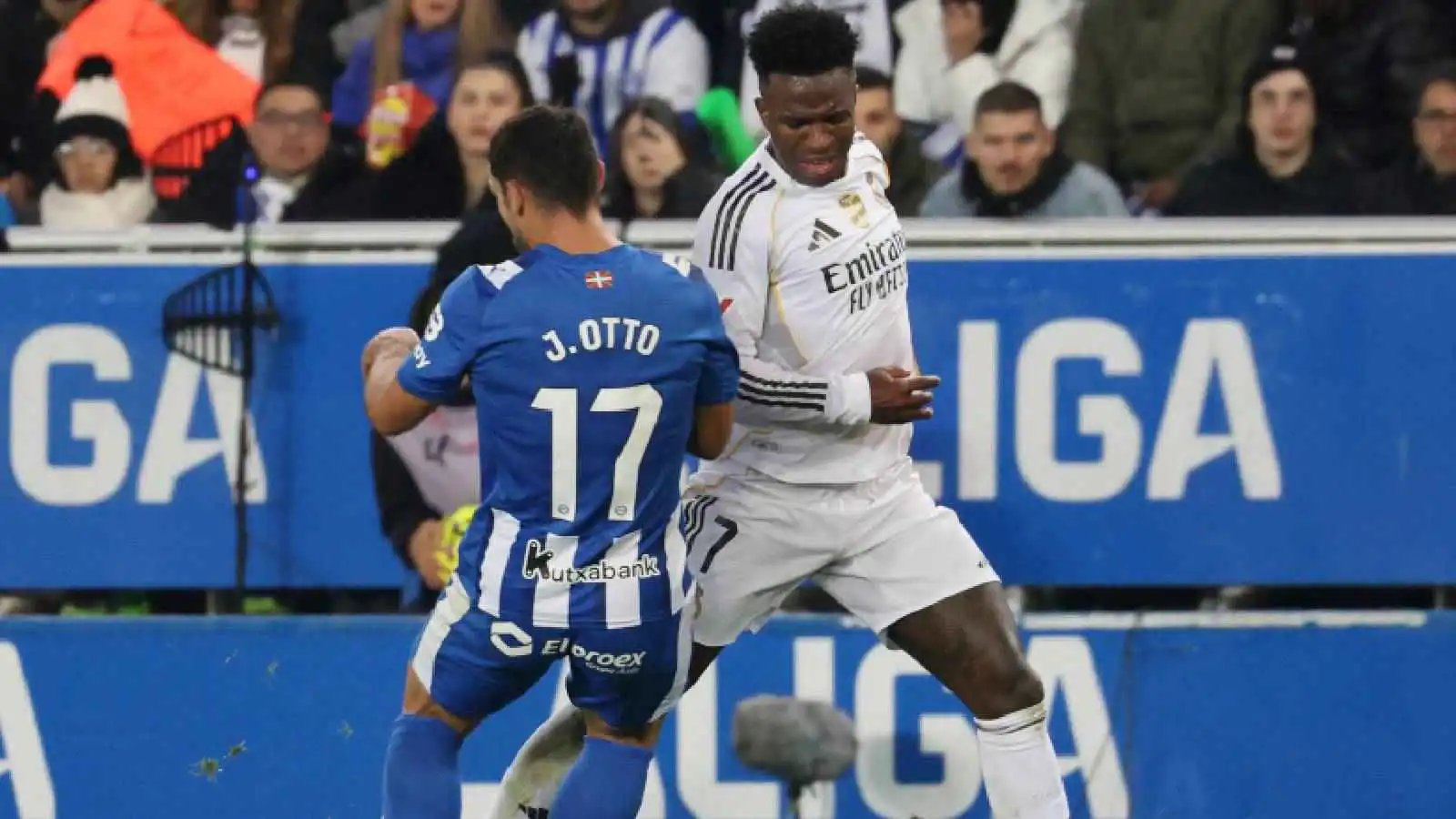 الـVAR يتجاهل ركلة جزاء واضحة.. فضيحة تحكيمية في مباراة ريال مدريد وألافيس