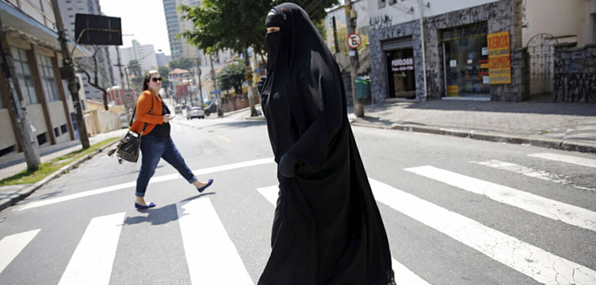 النمسا تحظر ارتداء النقاب في الأماكن العامة وتوزيع المصاحف‎