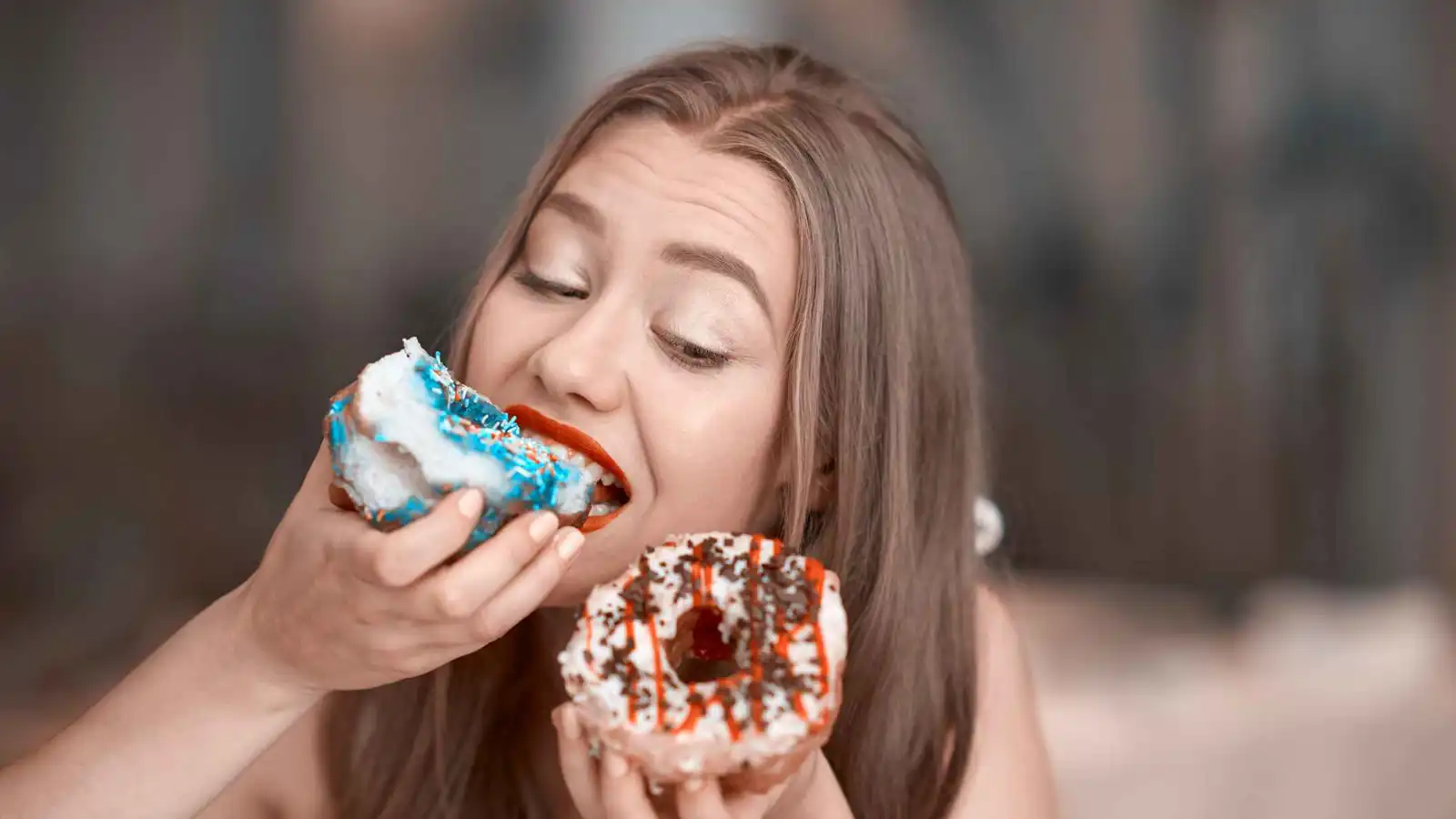 لماذا نجد دائمًا مساحة للحلوى بعد الوجبات الدسمة؟