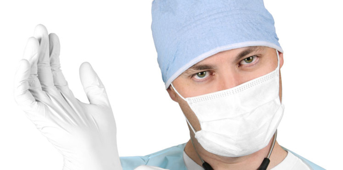 مساعد طباخ يجري عملية شفط دهون لإماراتي