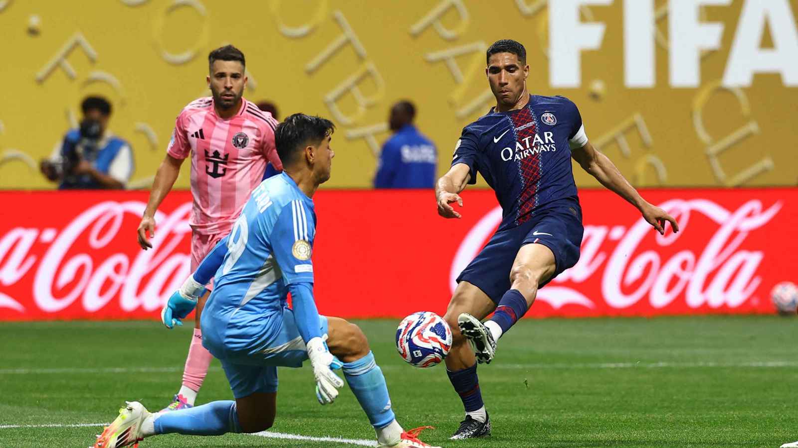 هل استفز حكيمي أسطورة منتخب إسبانيا في مبارة سان جيرمان وإنتر ميامي؟ (فيديو)