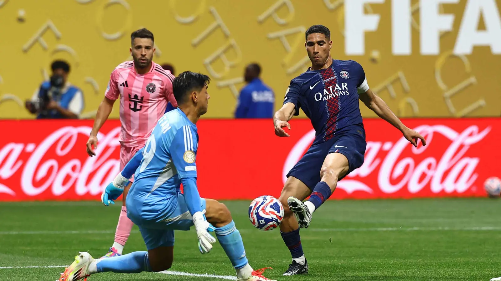 هل استفز حكيمي أسطورة منتخب إسبانيا في مبارة سان جيرمان وإنتر ميامي؟ (فيديو)