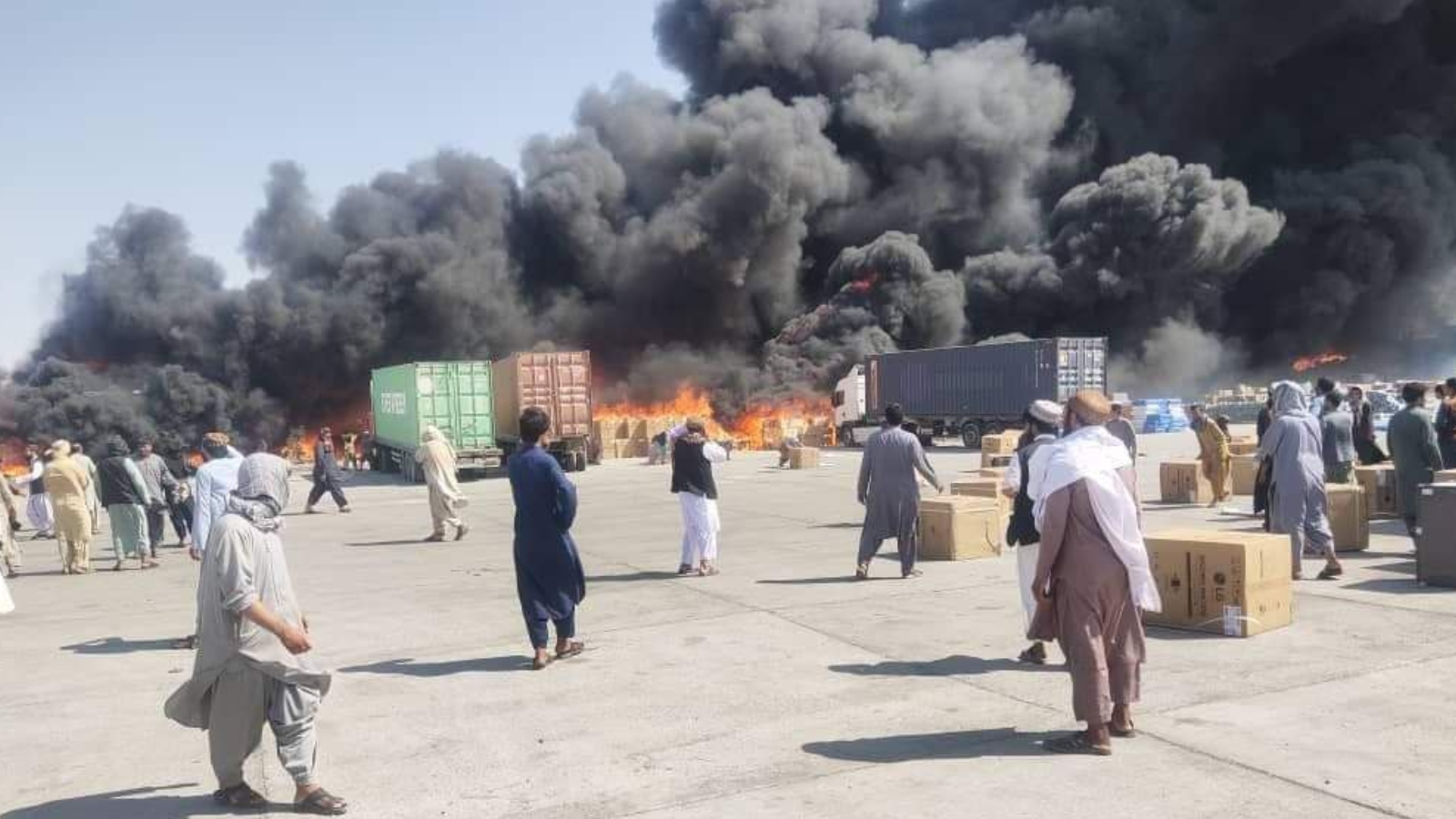 حريق هائل على الحدود الأفغانية الإيرانية (فيديو)