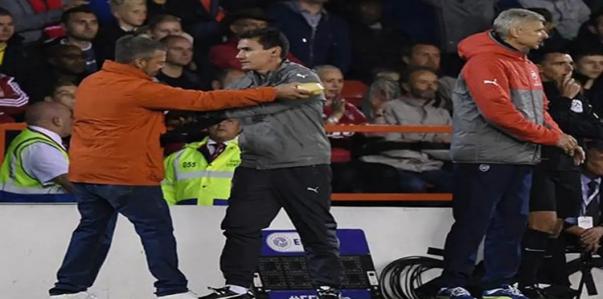 مشجع يفشل في إيصال "ساندويتش برغر" إلى فينغر (صورة)