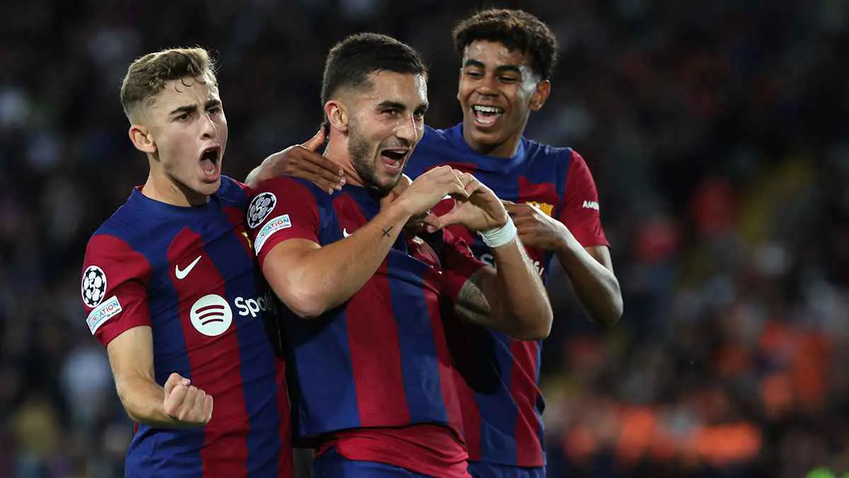 لم يعلن وظهر بملابس متسخة.. نجم برشلونة يساعد ضحايا فيضانات إسبانيا (صورة)