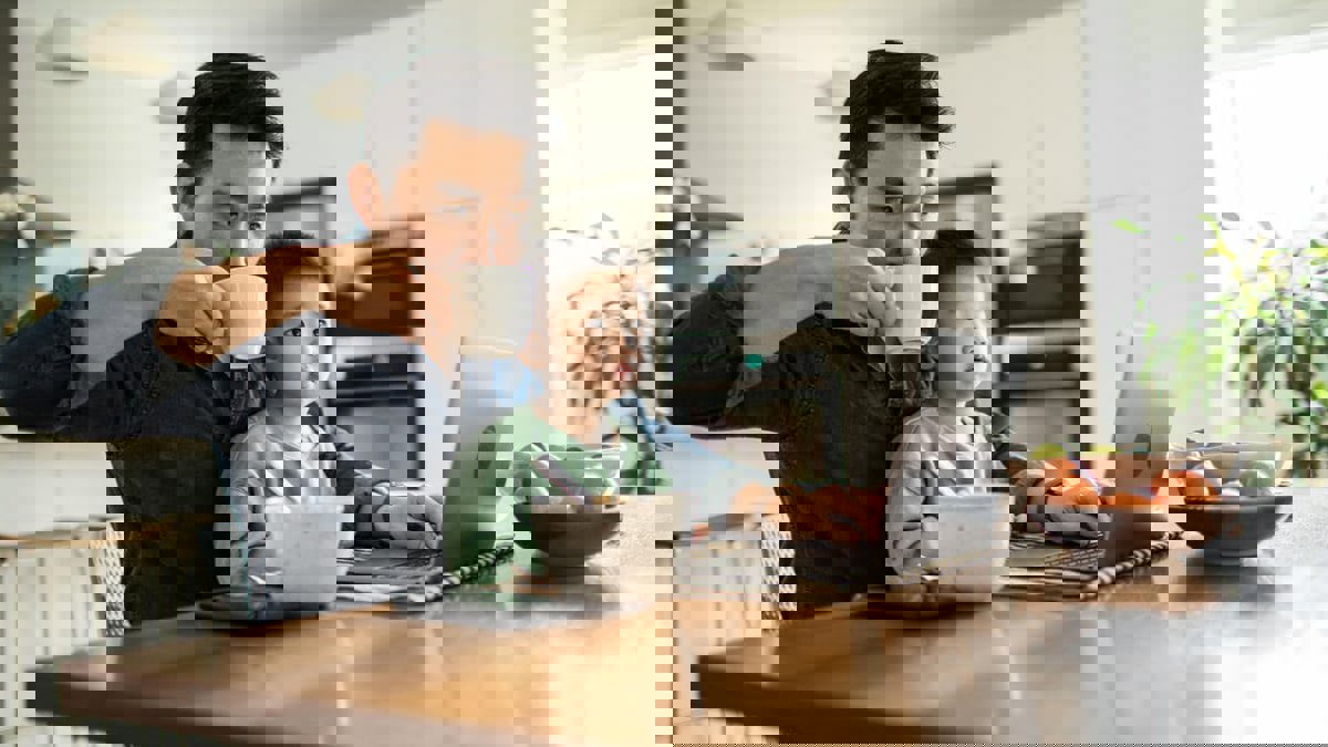 هل يؤثر العمل من المنزل على رجولة الأزواج؟