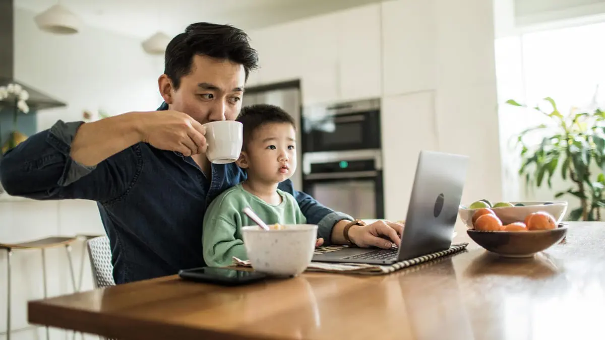 هل يؤثر العمل من المنزل على رجولة الأزواج؟