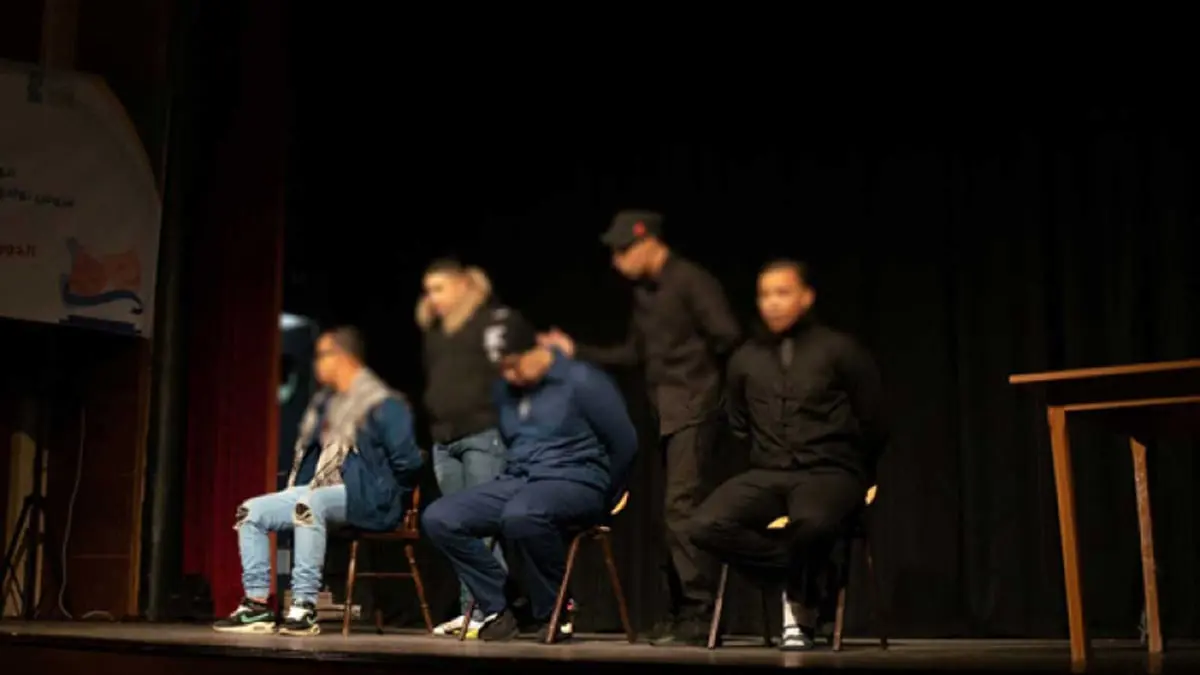 مسرحية "المتوحشون الطيبون".. بساطة الطرح وتقشف الديكور