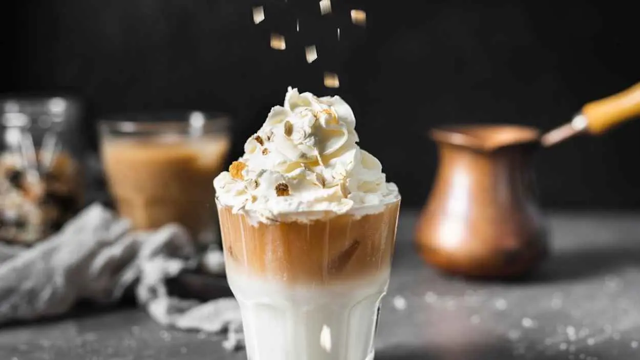 هوس "كلاود كوفي".. ماذا قال الخبراء عن الموضة المنعشة؟