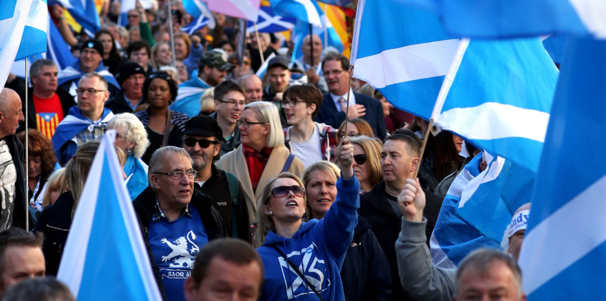 الآلاف يشاركون في مسيرة بإدنبره تأييدًا لانفصال اسكتلندا