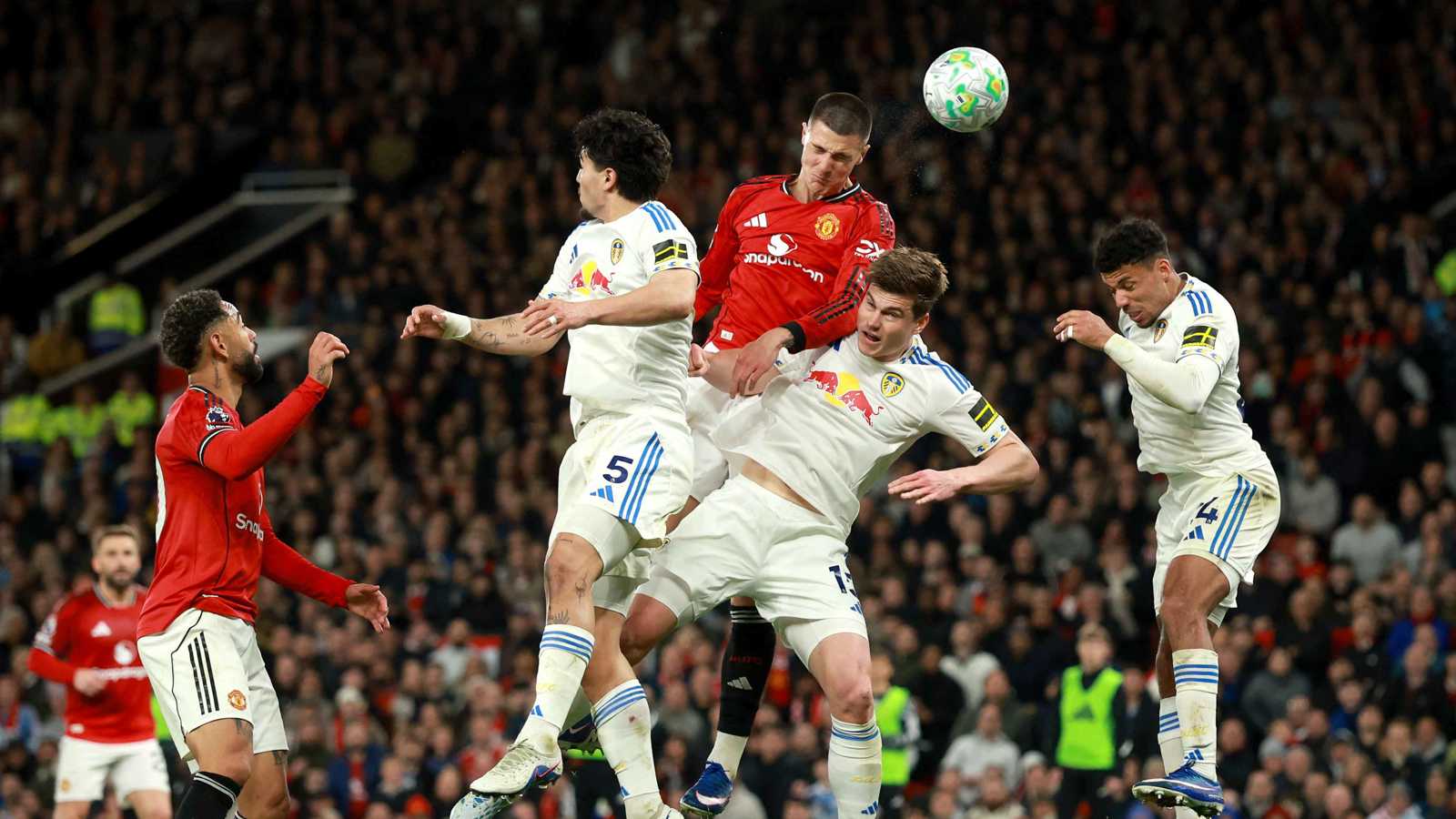 مانشستر يونايتد والأهلي ضد بيراميدز.. مواعيد مباريات اليوم والقنوات الناقلة 