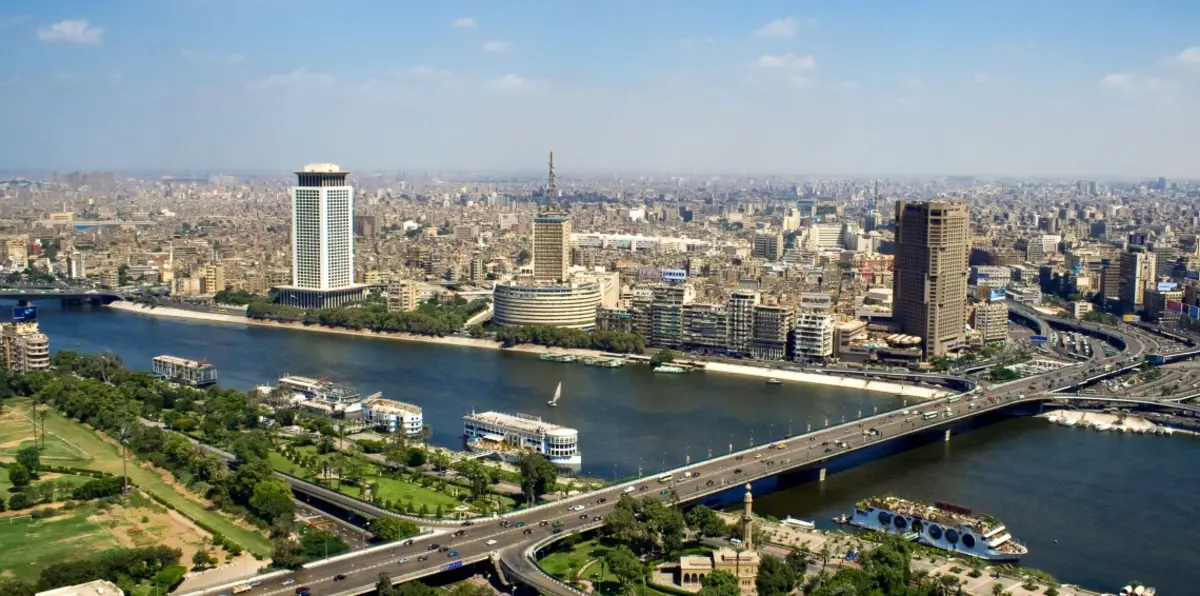 كيف يرى المصريون مقترح تخفيض أيام العمل؟ (فيديو إرم)