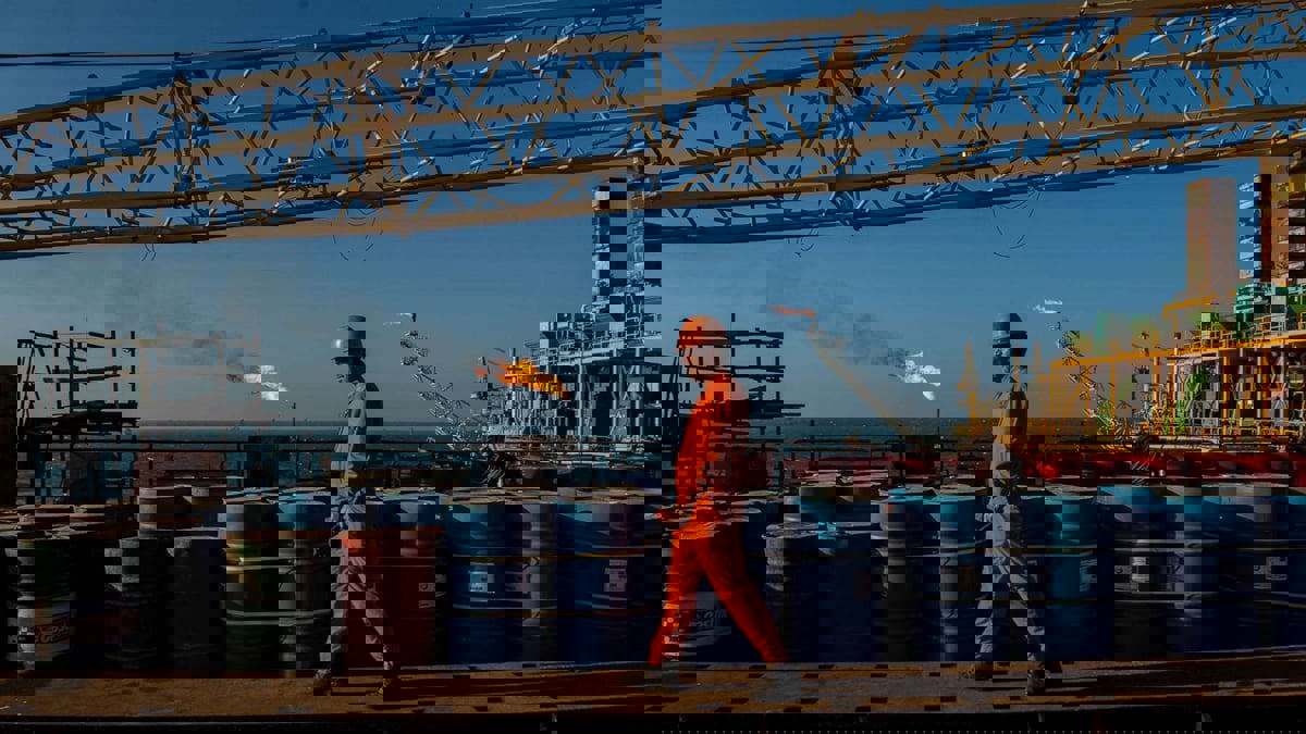 النفط يرتفع بأكثر من دولارين عقب انخفاض مخزونات الخام الأمريكية